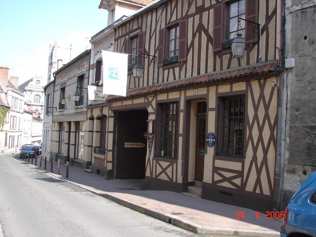Hotel Restaurant De Seignelay Auxerre Exterior photo