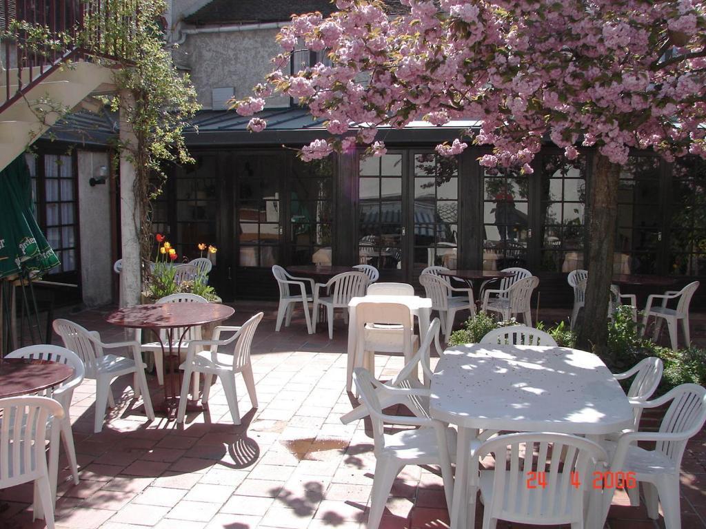 Hotel Restaurant De Seignelay Auxerre Exterior photo